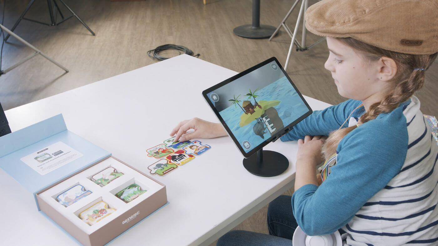 kid learning with augmented reality